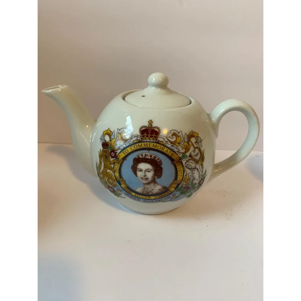 Vintage Queen Elizabeth II Silver Jubilee Teapot 1977 Commemorative Royal‎ Crest